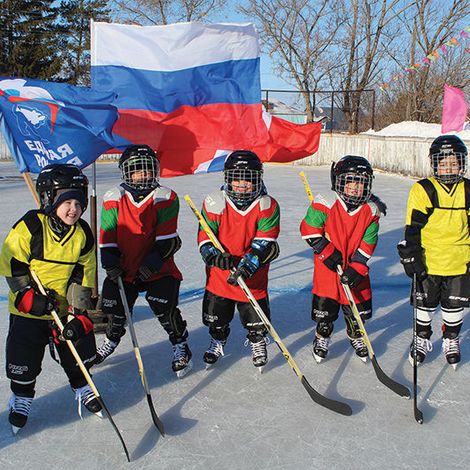 Счастливые обладатели новой хоккейной формы делают первые шаги на льду