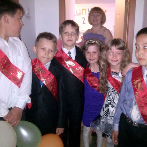 Наталья Алексеевна Буц, учитель начальных классов Божедаровской школы, с выпускниками начальной школы
