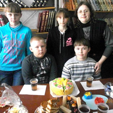 Чаепитие учителя Явленопокровской школы Т.В. Филоненко с учениками, 2013 год