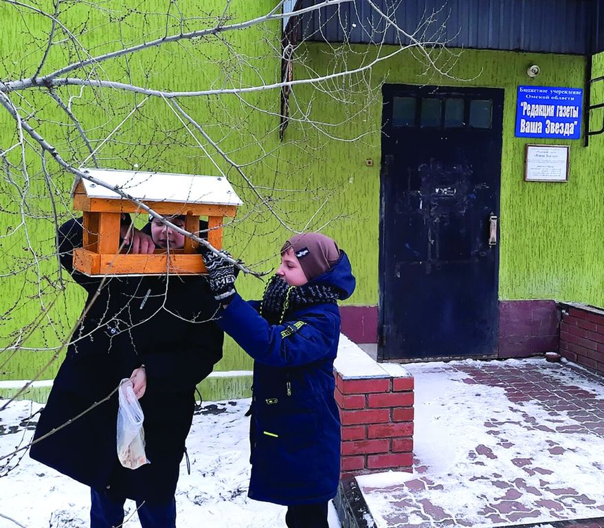 В Рыбинске дети вместе с мэром развесили необычные кормушки для птиц. Фото