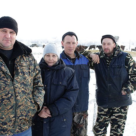(Слева направо) В. Моисеенко, З. Кашкарова, В. Екимов и А. Шарыпов трудятся на отделении № 4, где выращивают племенную тёлку