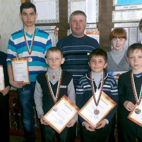 Учитель физкультуры Явленопокровской школы В.И. Пиндюк со своими воспитанниками - чемпионами