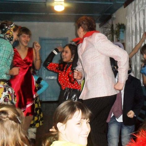 Зажигательные танцы учителей и учащихся Явленопокровской школы