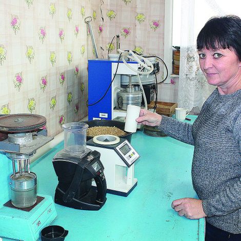 Лаборант центрального тока Ольга Андрющенко готовит анализ качества зерна