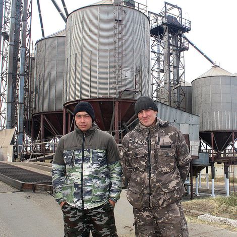 Слева направо: оператор ПОЗ-200 Сергей Подситник и механик тока Павел Гомон 