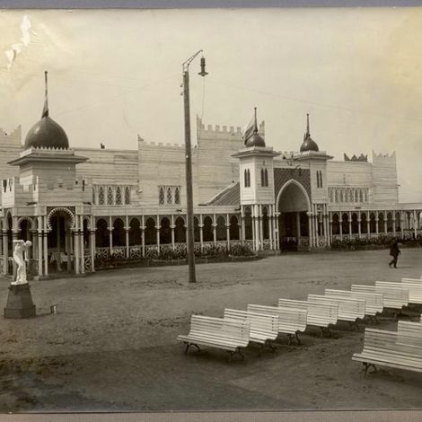 Здание летнего театра было построено в мавританском стиле