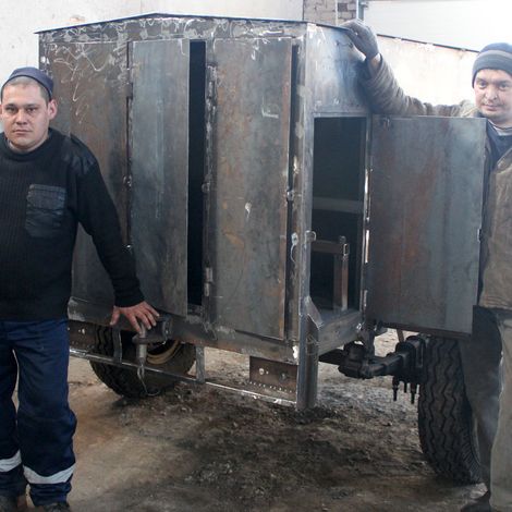 (Слева направо) механизатор Ренат Ильясович Ибрагимов и сварщик Александр Викторович Оленников